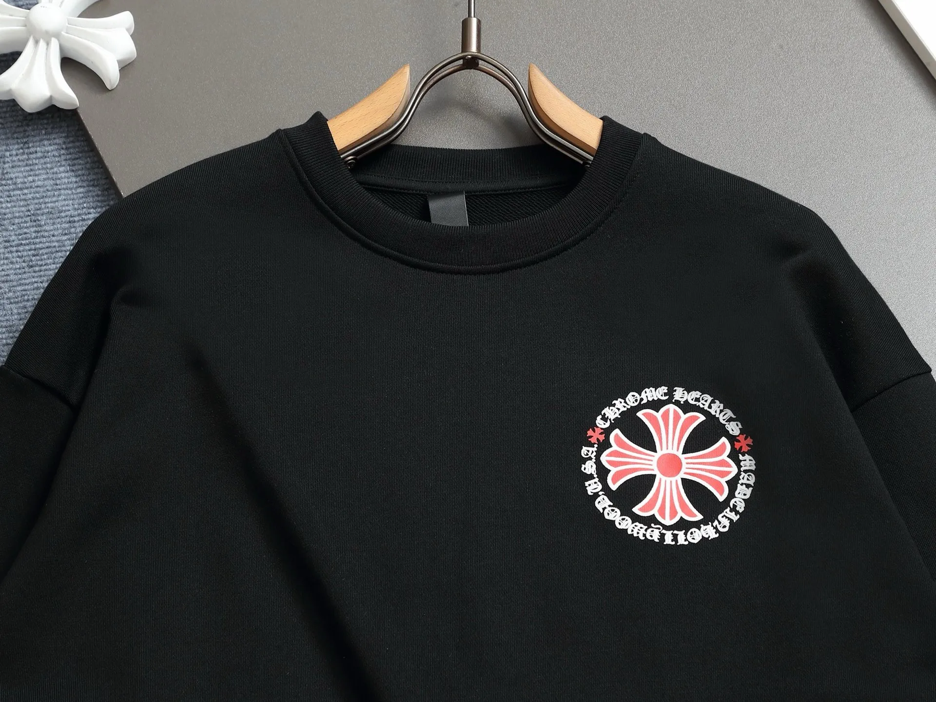 P230 Chrome hearts ch Chrome hearts cross printed round neck sweatshirt, large version, loose and stylish, low version, slim version, upper body and crotch pull, 100% commitment: top quality, not fast food, the highest version on the market, top quality, 420g, 26 custom-dyed double yarn cotton, same style for men and women, complete with three standards. Color: Black White Size: XS-L